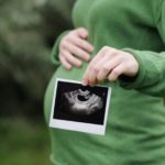 Gravidanza-nove-mesi-pancia-950×545 Mamma con pancione e foto ecografia. Abbiamo iniziato tutti così.